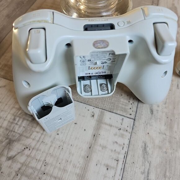 Lot of 2 Xbox 360 Wireless Controllers + HDD + Box + Docs + Cables + Faceplates - Picture 5 of 16